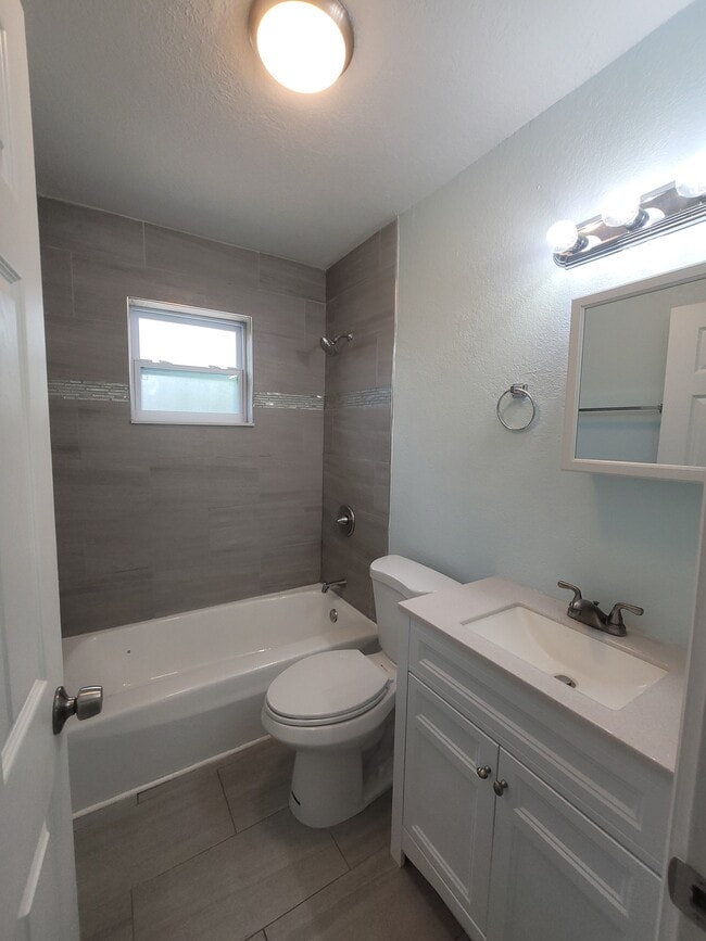 Building Photo - 513 Hollyhock Ln