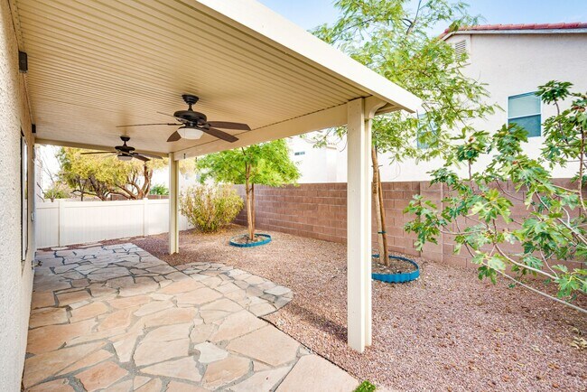 Building Photo - Spacious 3-Bedroom Home Featuring Downstai...