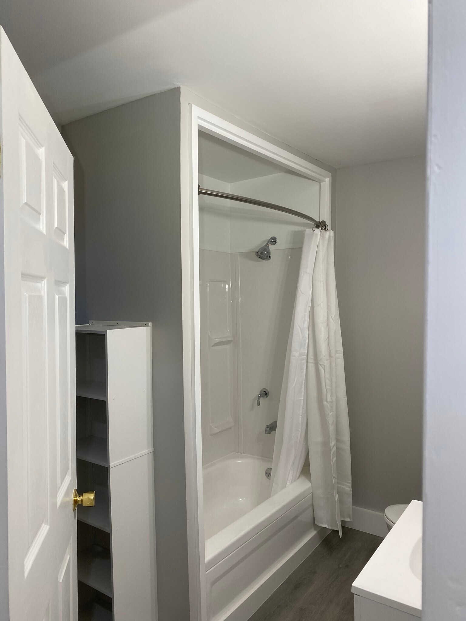 Building Photo - 107 E 10th St