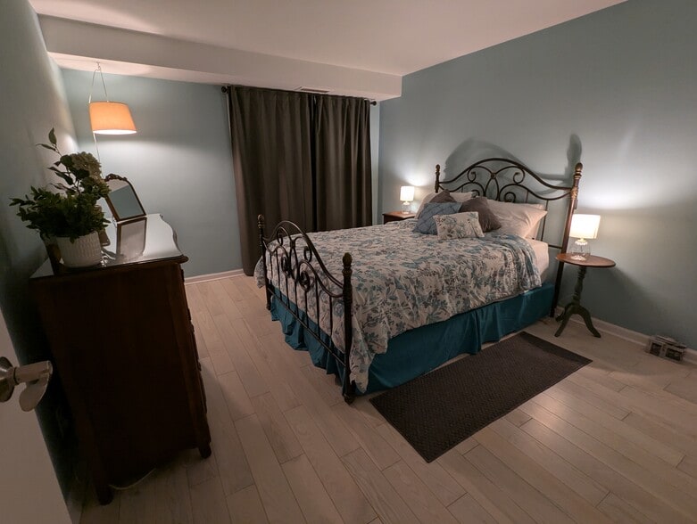 Bedroom - 575 Thayer Ave