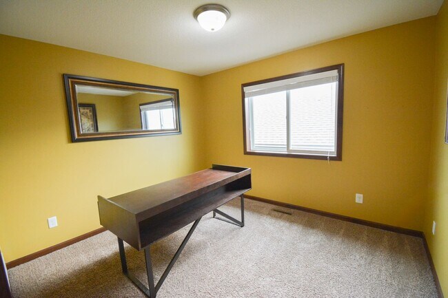 Building Photo - Spacious 5BR in NW Rochester w/ Fenced Yard!