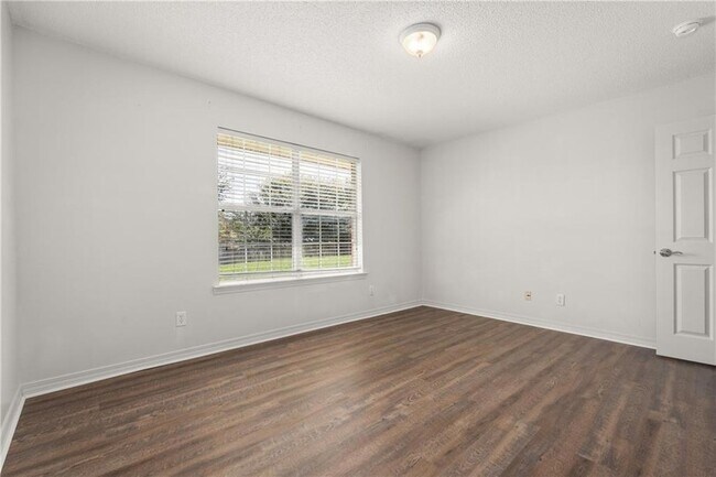 Building Photo - 2940 Jersey Dr W
