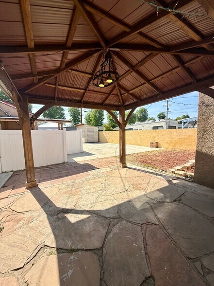 Building Photo - 6517 White Oak Ave
