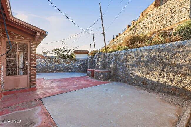 Building Photo - 2515 Arizona Ave