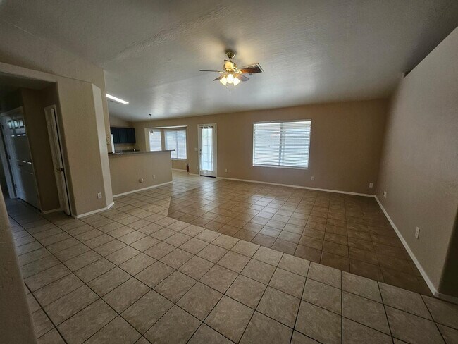 Building Photo - 2863 E Oakland Ct