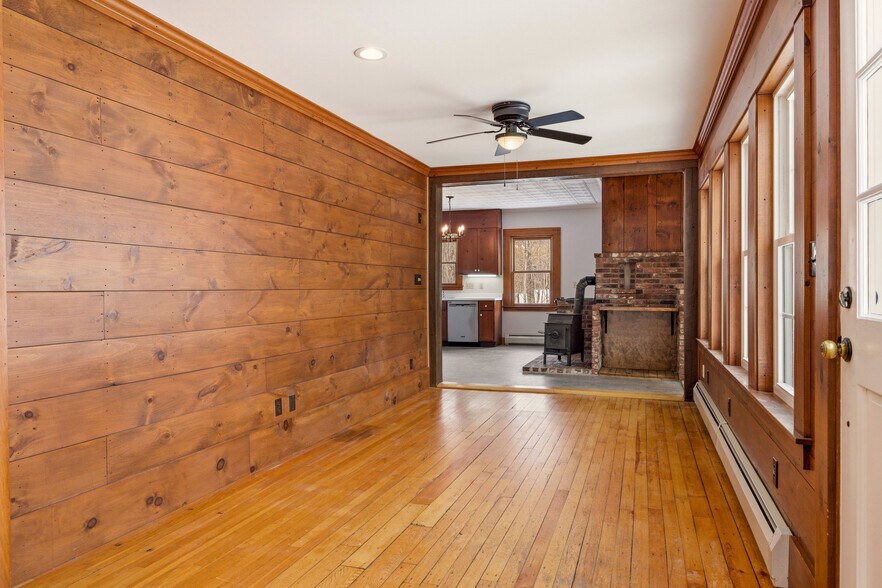 Building Photo - 113 Railroad Ave