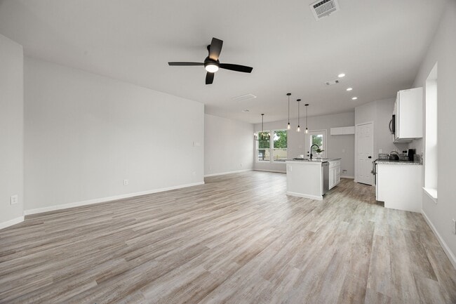 Building Photo - 8 Donna Ct