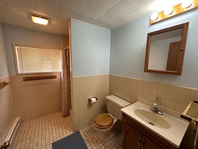 Building Photo - 4 Bedroom, 2 Bathroom House