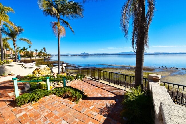 Building Photo - Townhouse with Bay Views!