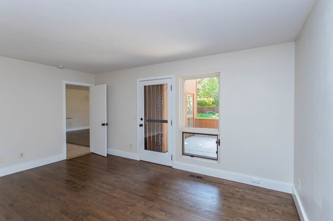 Building Photo - Beautiful Townhome in Central Colorado Springs!