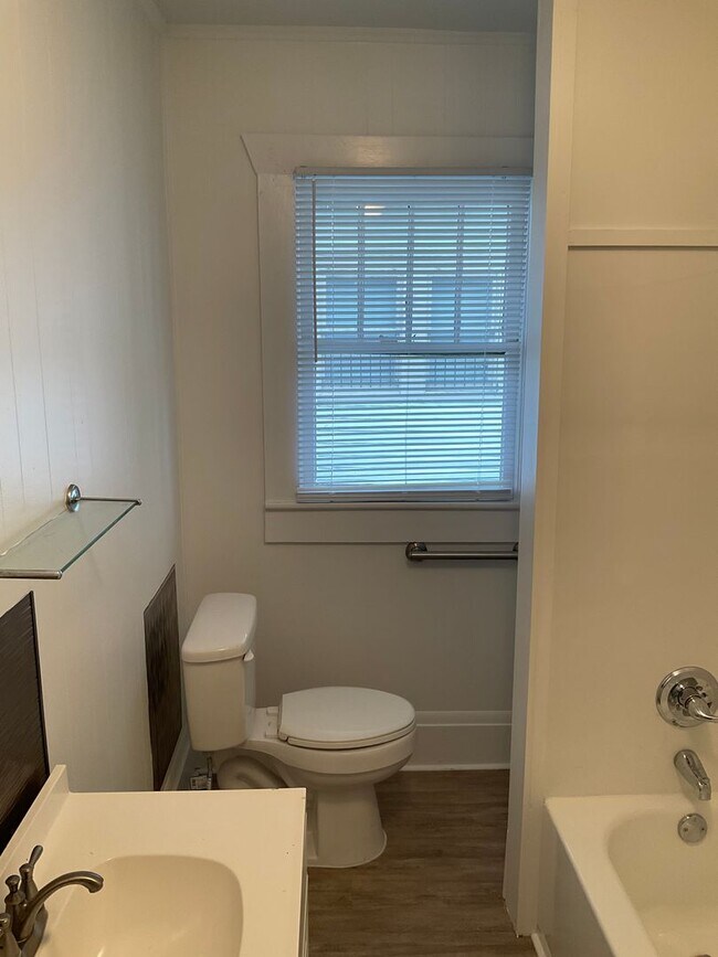 Building Photo - Move In Special Offered! PRICE REDUCED!