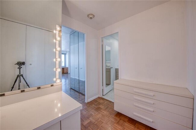 Building Photo - 320 Fort Duquesne Blvd