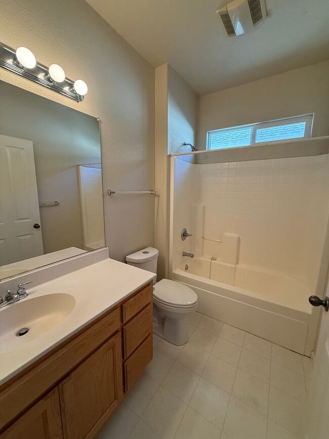 Building Photo - Lovely 3 Bedroom Home near Sutter Hospital in Wikkiup!