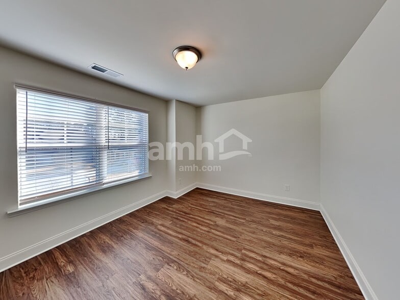 Building Photo - 607 Lk Vis Ct