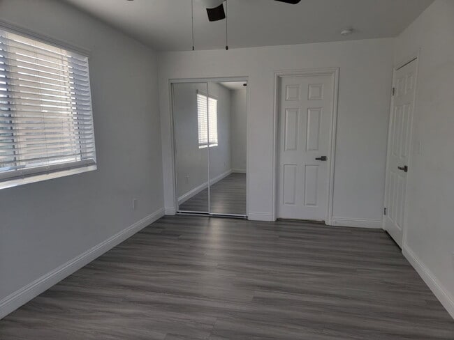 Building Photo - New Gas Range & Refrigerator.  Spacious rooms, private yard and RV parking.  Must see - Won't las...