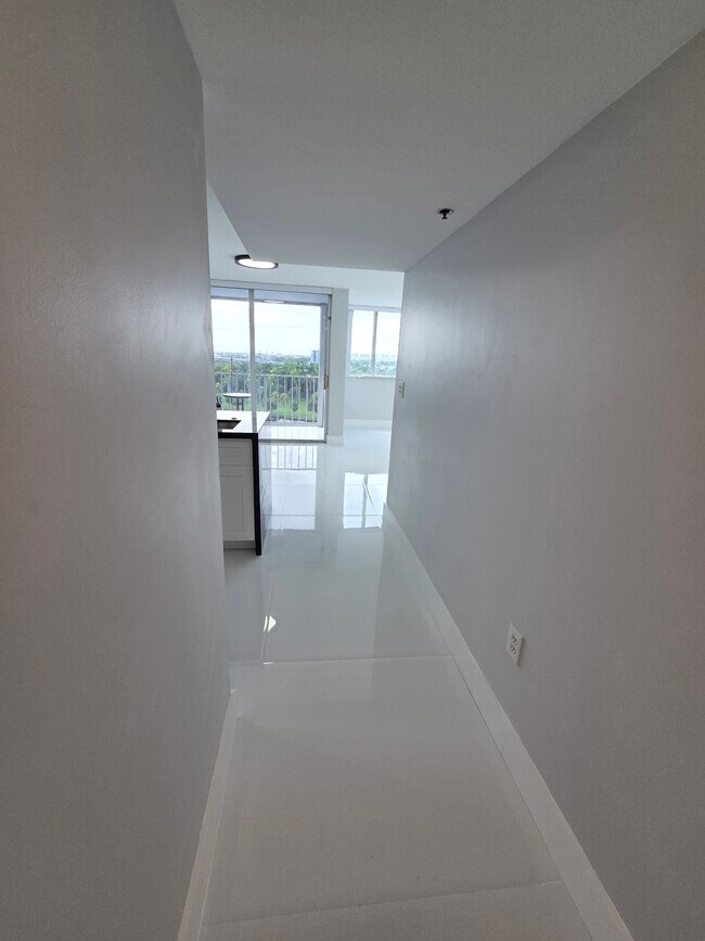 Building Photo - 1700 NW North River Dr