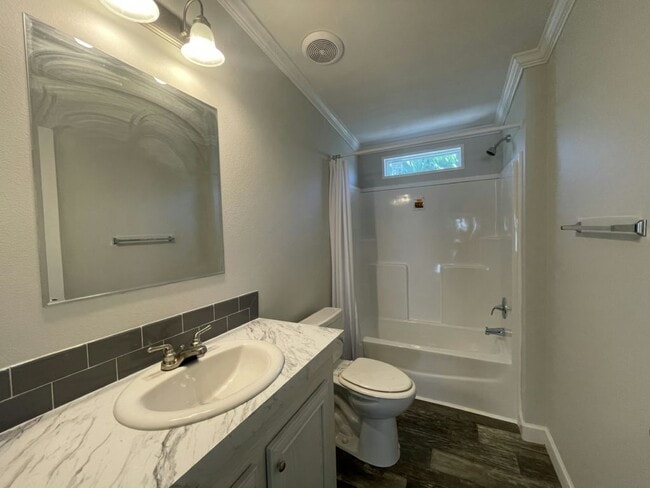 Building Photo - 906 Guadeloupe W