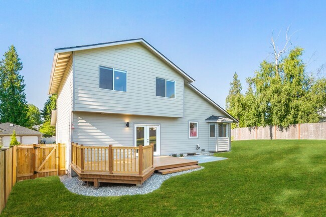 Building Photo - Inviting Everett Home Featuring 3 Bedrooms, Fireplace, and Fully Fenced Backyard
