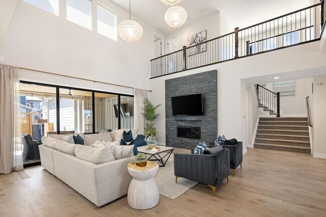 Building Photo - 6 Bedroom 5.5 Bathroom Single Family Home ...