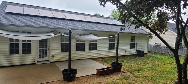 Building Photo - Available now 3 bed/2bath ranch Fenced in ...