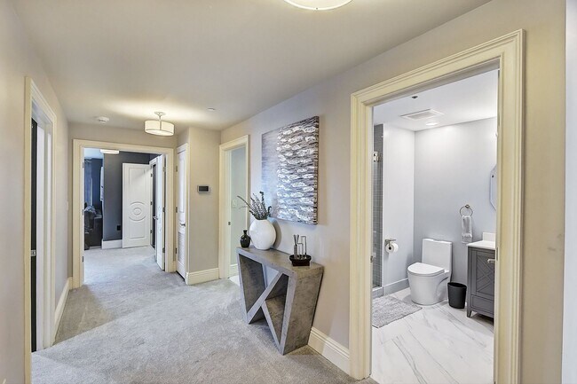 Building Photo - Modern High End Luxury Condo in Uptown Charlotte