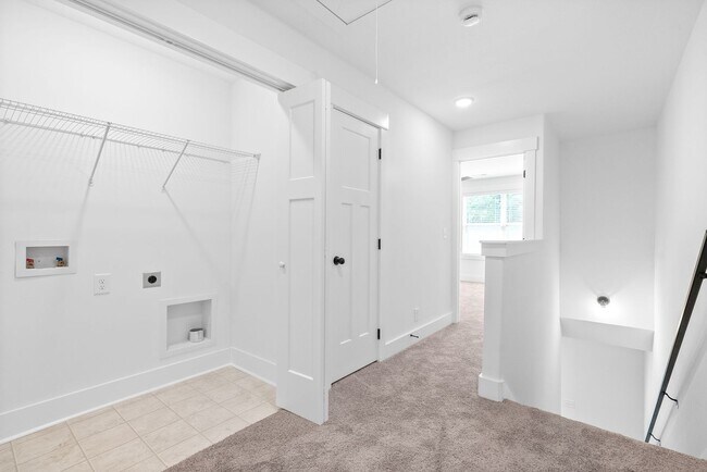 Building Photo - Large 2 Bedroom Luxury Townhome For Rent Near Billy Dunlop Park!