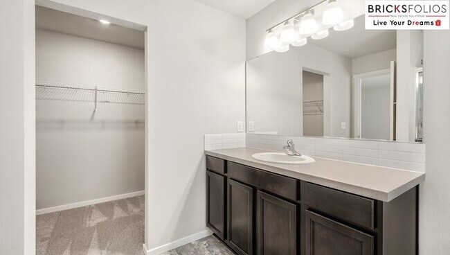 Building Photo - The Perfect Blend of Comfort & Convenience in Puyallup