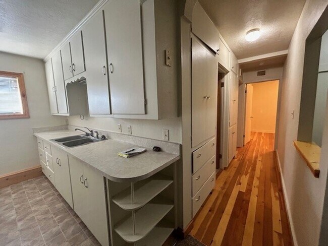 Building Photo - Charming 2-Bed, 1-Bath Hamilton Home with ...