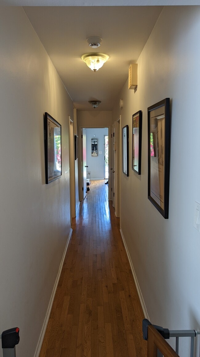 Hallway with bedroom 1 on the right and bathroom on left - 33 Paloma Ave