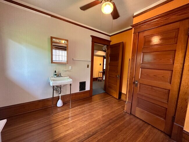Building Photo - 431 N Cherry St