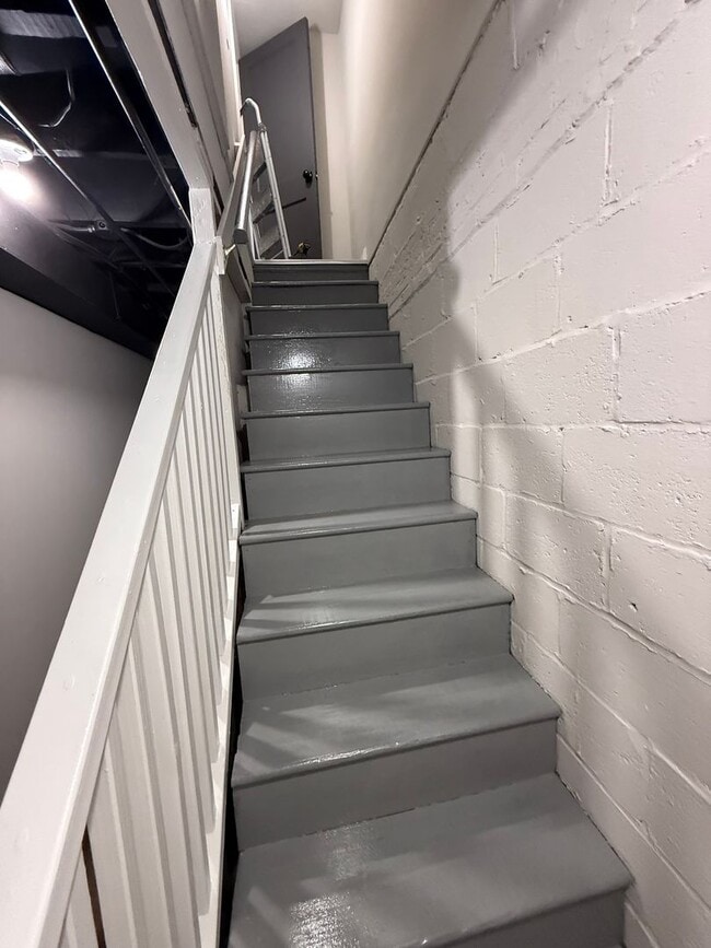 Building Photo - 935 E 41st St