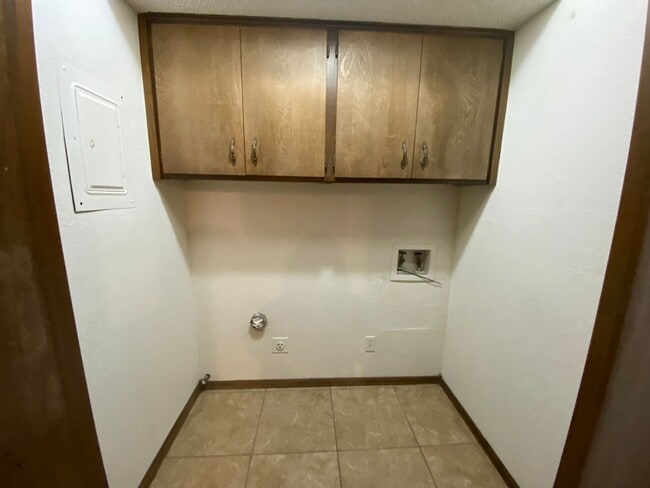 Building Photo - 2115 W Oak Ave