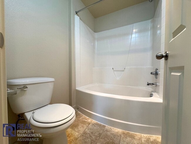 Building Photo - Beautiful 3 Bedroom With Utilities Included! MOVE IN READY!