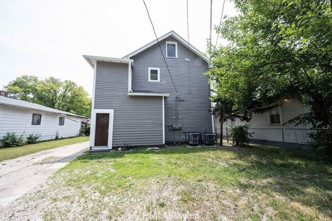 Building Photo - "Charming 3-Bedroom Duplex Haven on W 29th St – Spacious 1031 Sq Ft Gem in Indianapolis!"