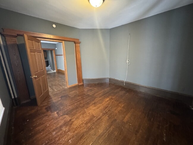 Building Photo - 405 N Queen Ave