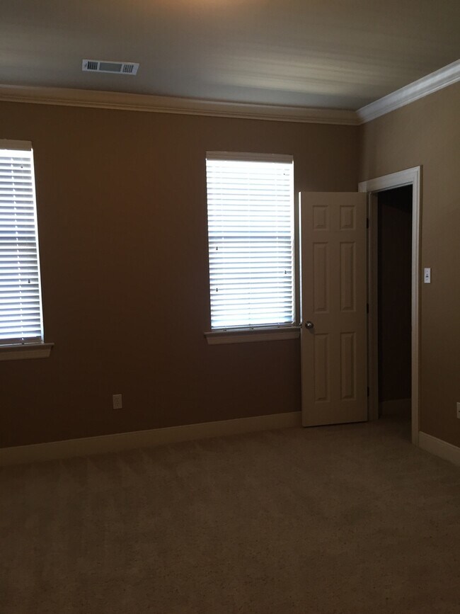 Building Photo - Gated Townhome Close to LSU, LSU bus route...