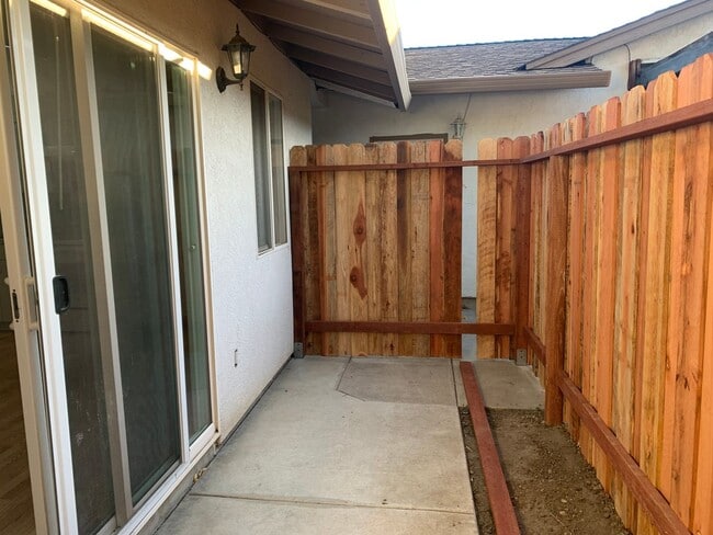 Building Photo - 131 Nanimo Ct
