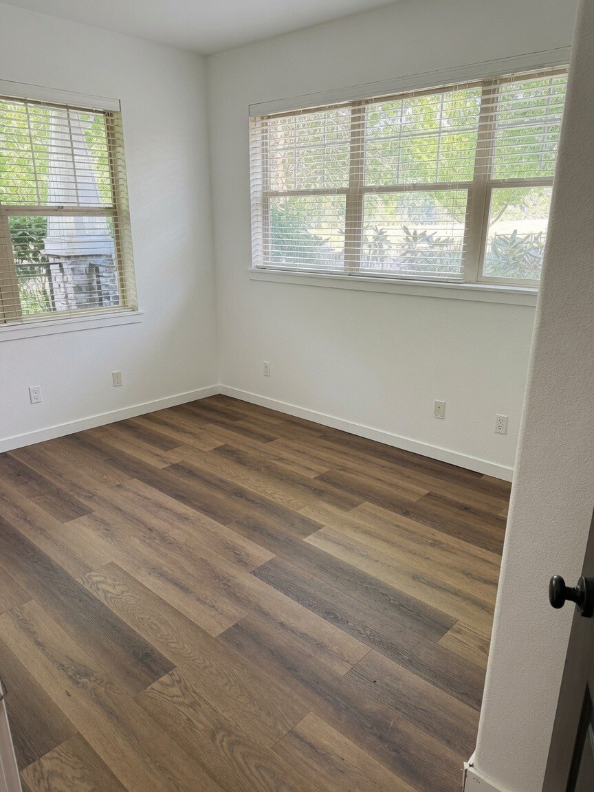 Building Photo - 774 NE Adwick Dr