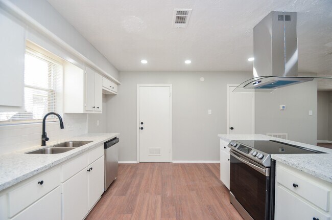 Building Photo - 123 Cypress Ln