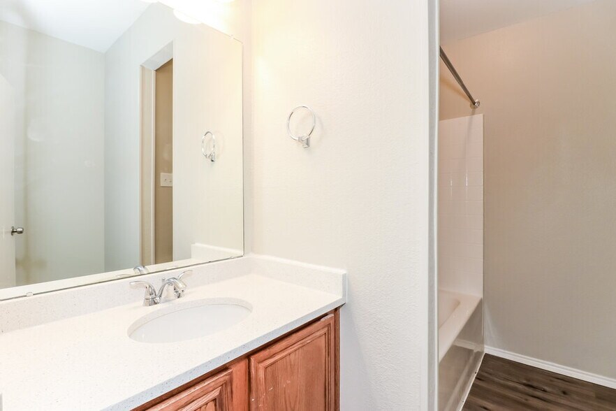 Building Photo - 2705 Gardendale Dr