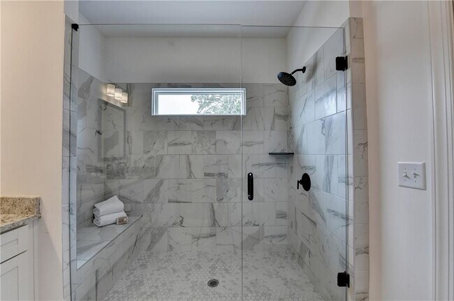 Building Photo - 6892 Roswell Rd NE