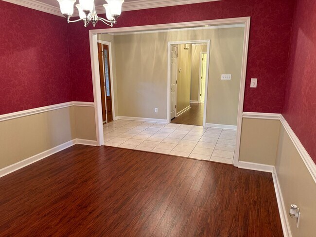 Building Photo - AVAILABLE TO SHOW!!!