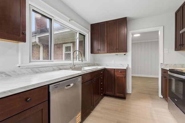Building Photo - Single-Level 3 Bedroom Rental Near Downtown Hampton
