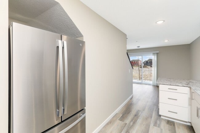 Building Photo - 3bd 3ba 2 car gar END UNIT avail now