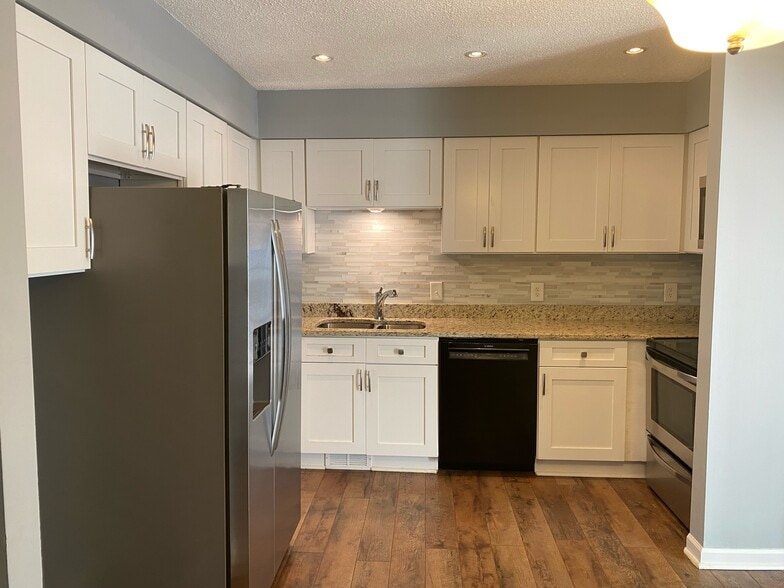 Kitchen - 6816 Ray Rd
