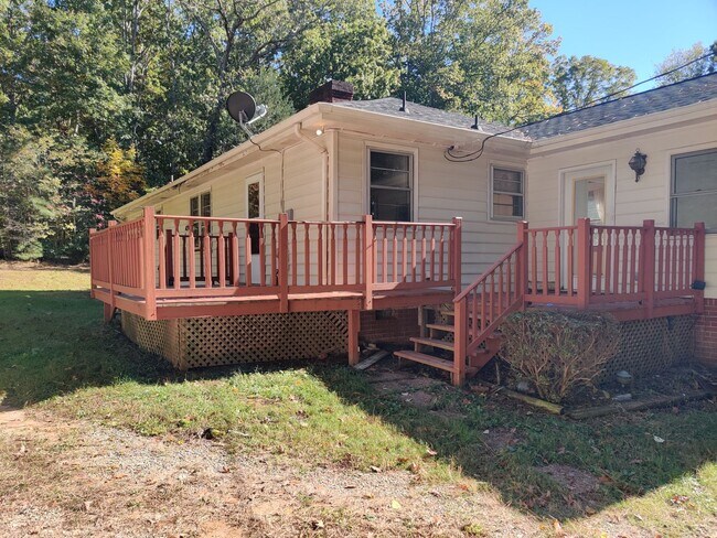 Building Photo - 3 bedroom home , detached garage, multiple living areas