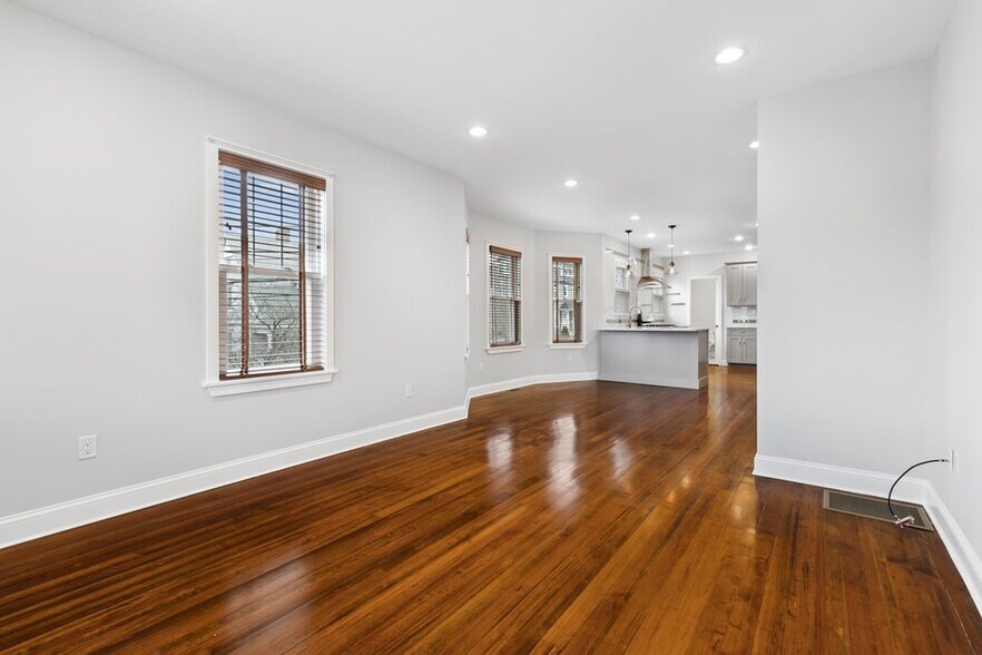 Building Photo - 43 Sherwood St