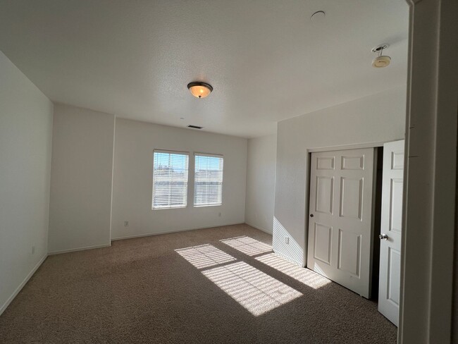 Building Photo - Beautiful  2 master suites Townhome