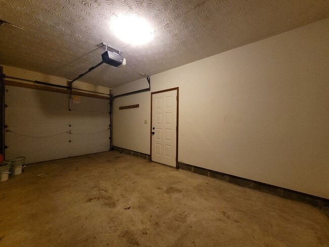 Building Photo - 3 Bedroom, 2.5 Bath Townhouse in Beavercreek!