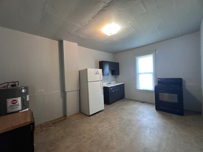 Building Photo - 215 Cook-